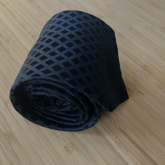 Kenneth Cole Silk Neck Tie - Picture 2 of 6